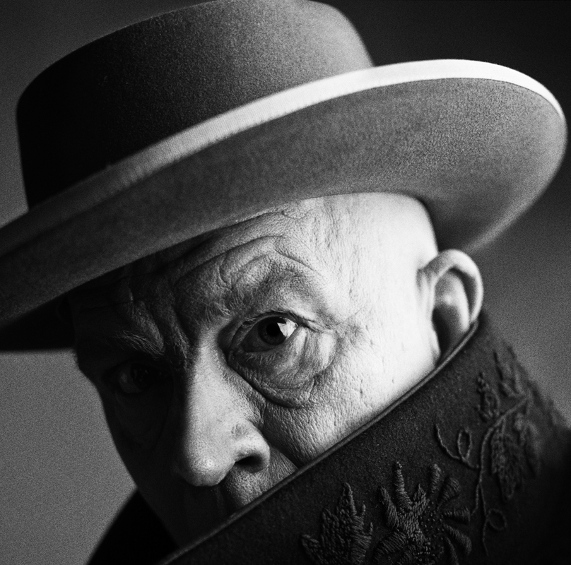 Irving_Penn___Pablo_Picasso,_Cannes,_France_(1957),_2014